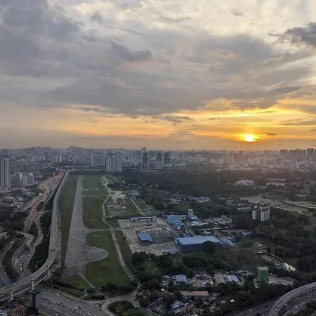 Cozy Skyline Retreat At Trion Kl, Level 63 Apartment